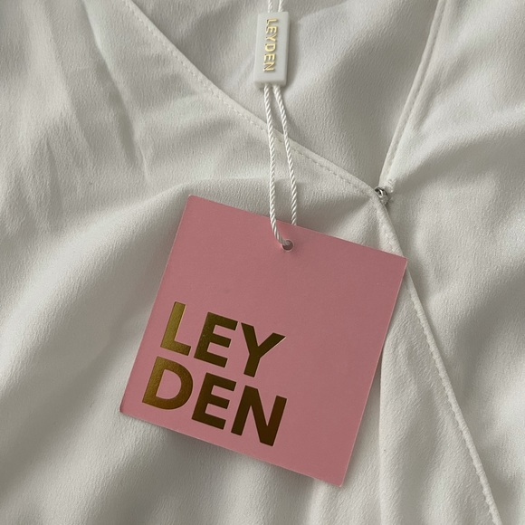 Leyden White Crossover Puff Sleeve Top NWT - Picture 4 of 4